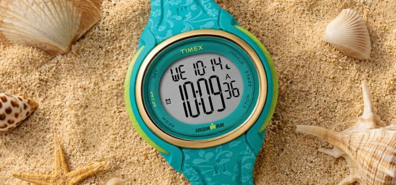 kobiecy nadgarstek z niebieskim zegarkiem sportowym Timex