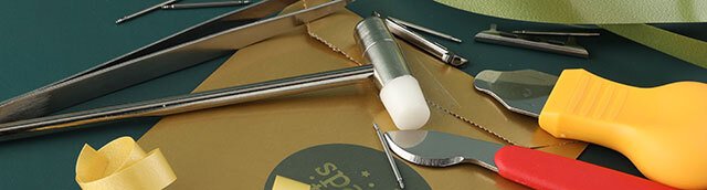 Uhrenwerkzeuge auf einem Holzhintergrund