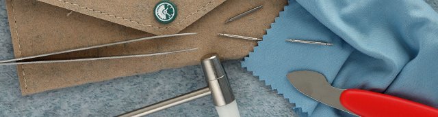 herramientas para relojes sobre fondo de madera