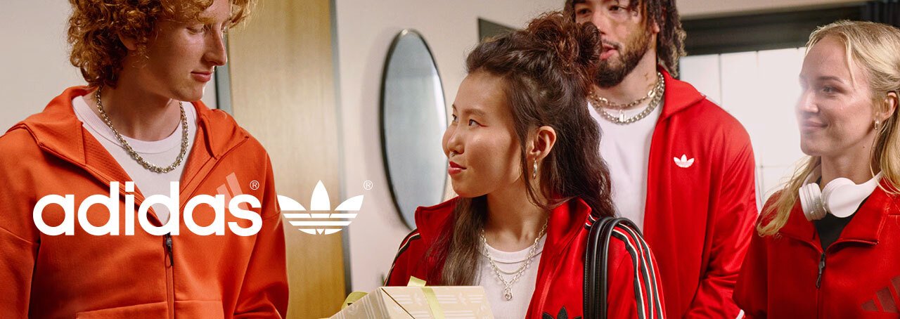 Blauwe afbeelding van een man die een Adidas-horloge draagt en een grote afbeelding van het horloge