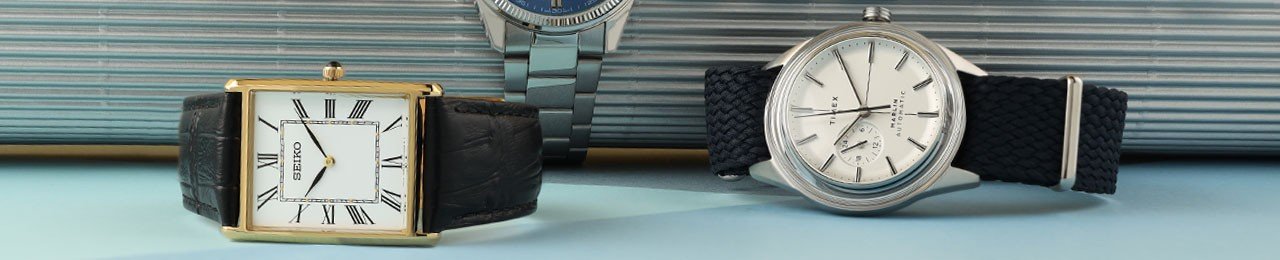 dos relojes para hombre en papel dorado y verde