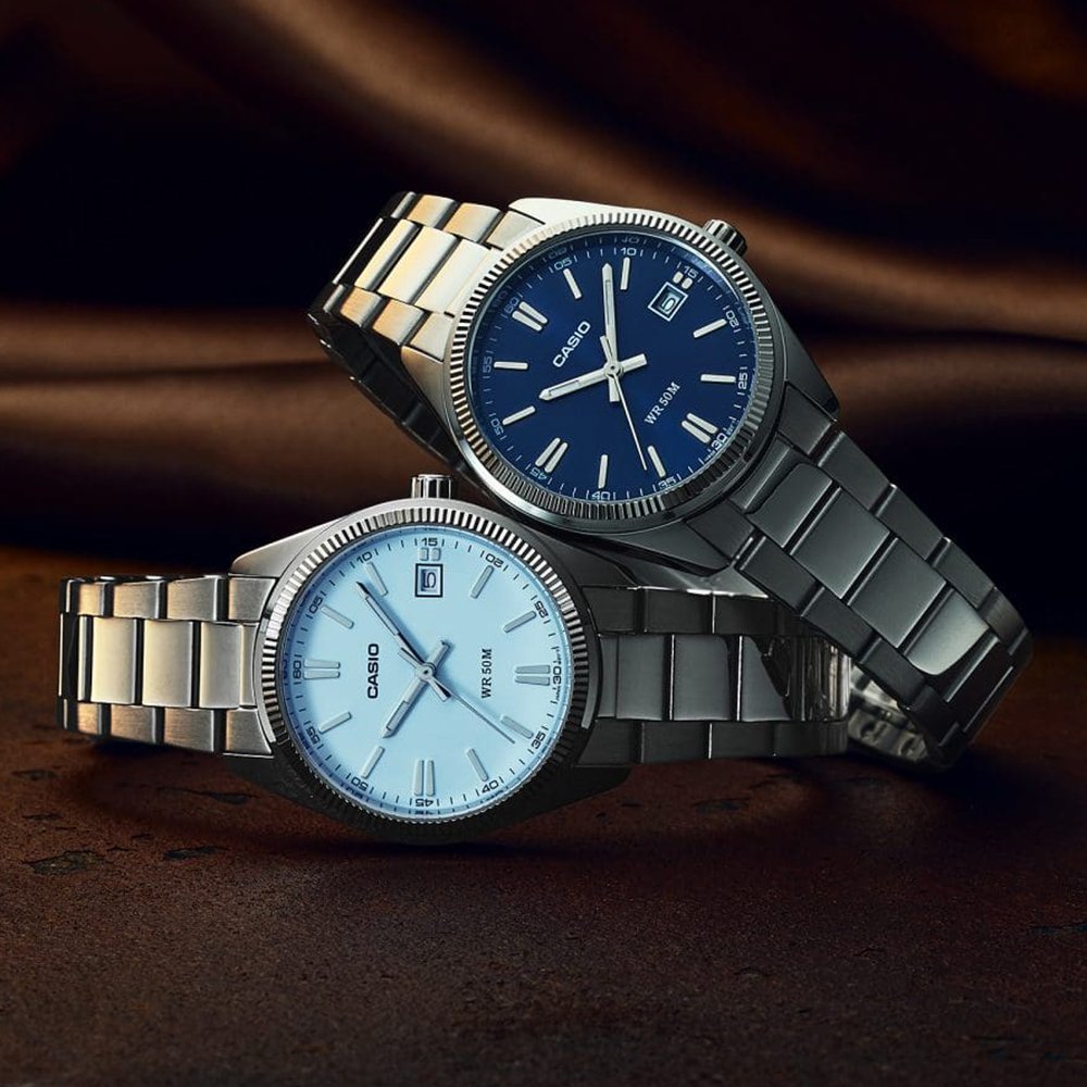 Twee UTP-1302-horloges met een blauwe wijzerplaat