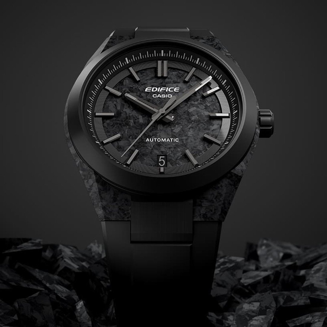 Ganz in Schwarz gehaltene Uhr EFK-100XPB-1AER mit Zifferblatt und Gehäuse aus Karbon