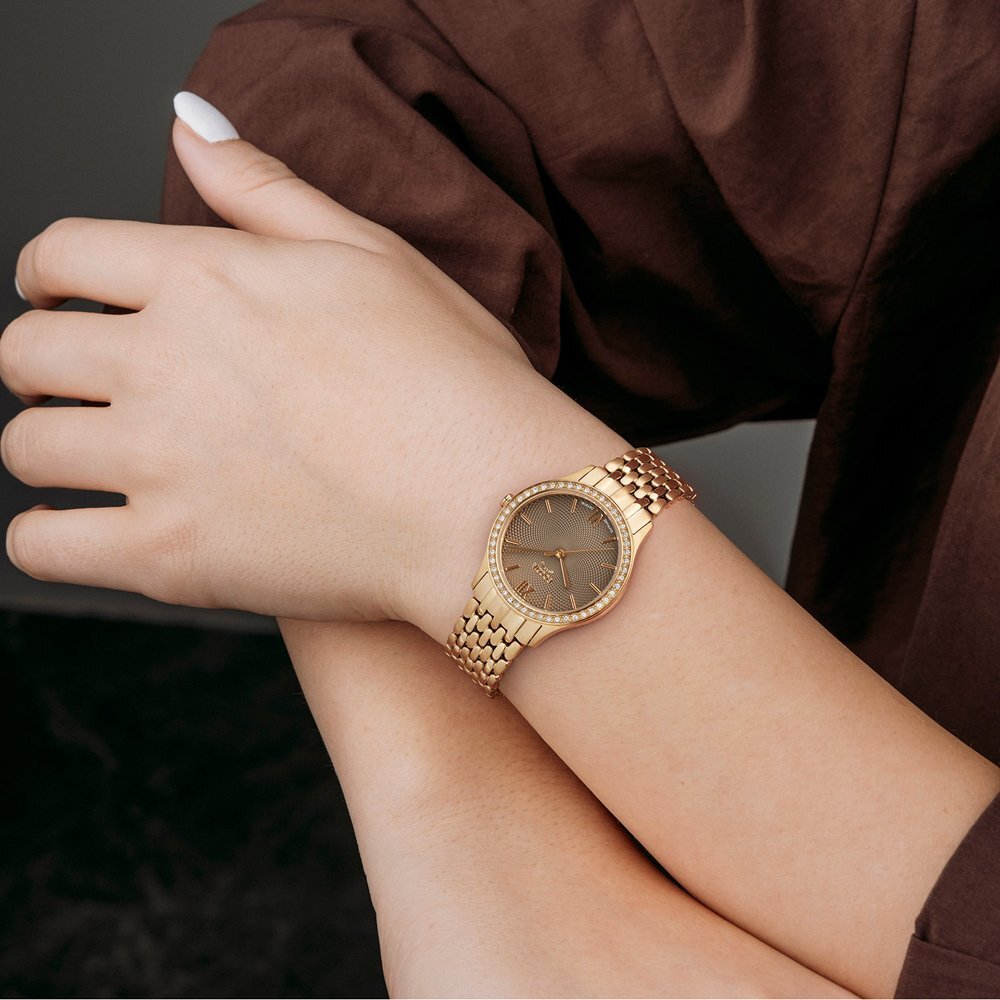 Close-up van de pols van een vrouw die een Boccia horloge draagt