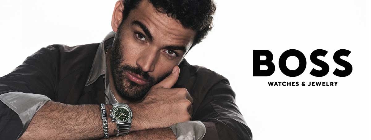 Mann trägt eine Hugo-Boss-Uhr und ein Hugo-Boss-Logo