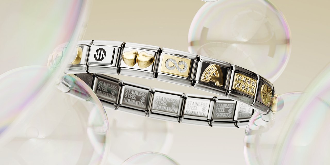 Nomination-Armband auf beigem Hintergrund mit Blasen