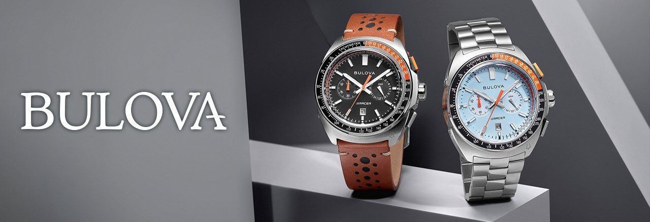 Twee Bulova Performance chronografen op een grijze achtergrond