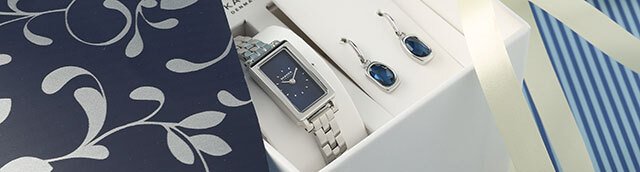 Primer plano de una lupa y un reloj Timex