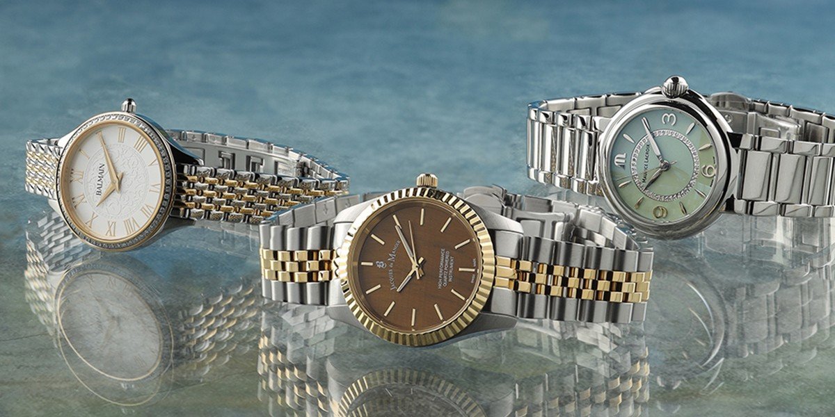 3 montres pour femme sur fond bleu
