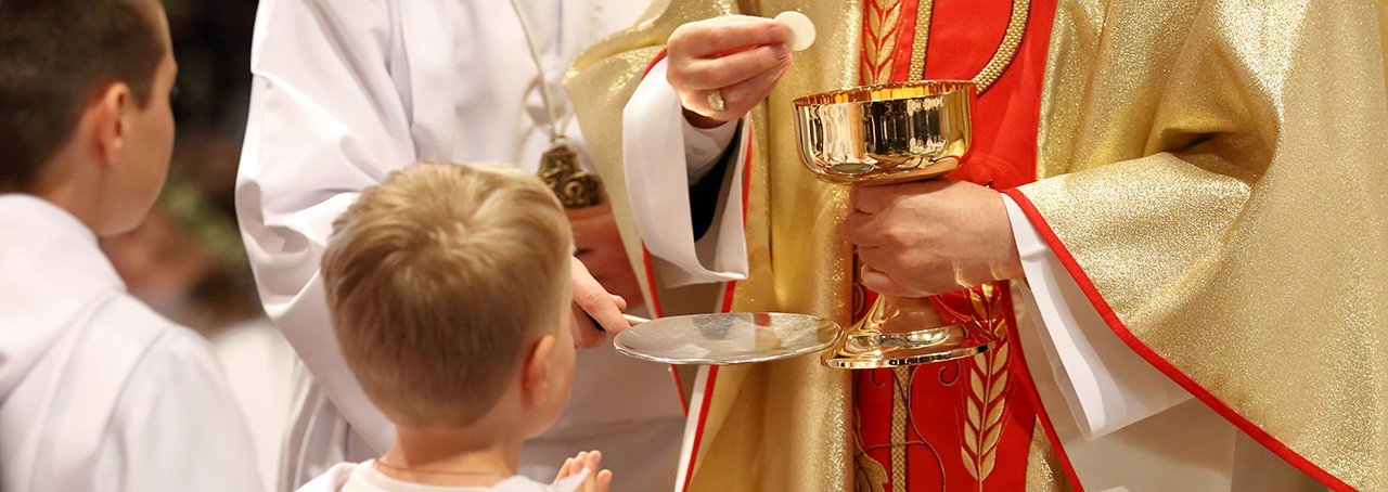 Garçon recevant la sainte communion