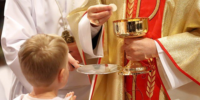 Garçon recevant la sainte communion