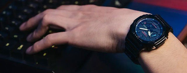 Il polso di un uomo con un orologio G-Shock