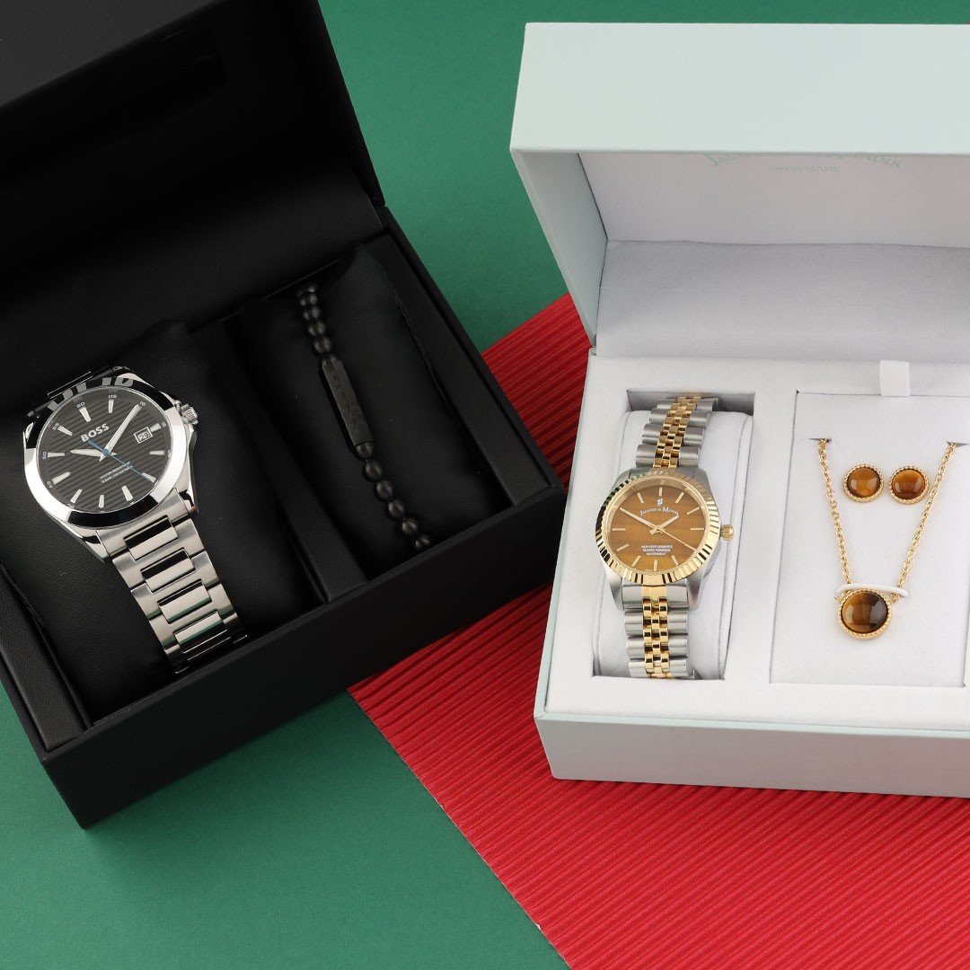 2 coffrets de montres sur fond vert et rouge