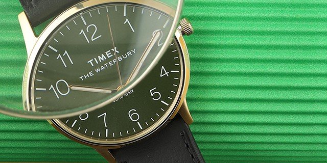 homme et femme tenant une montre et un cadeau
