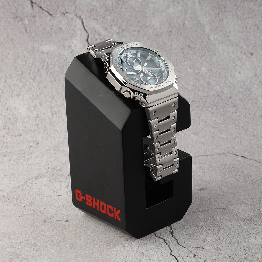 Support de montre G-Shock avec une G-Shock en métal dessus