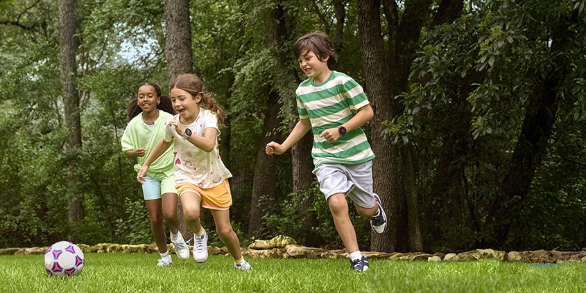 Kinder spielen Fußball