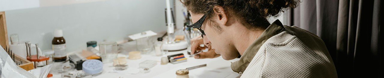 een jonge horlogemaker aan het werk