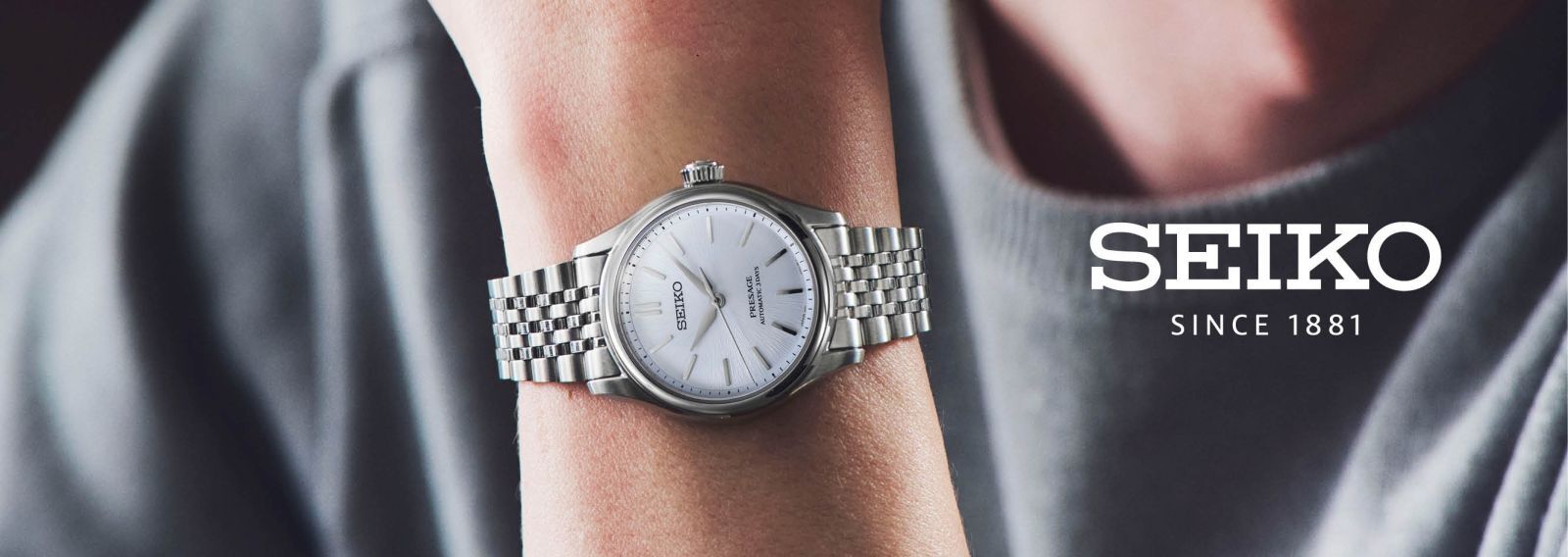 Seiko Prospex horloge voor een stadsgezicht met wolkenkrabbers.