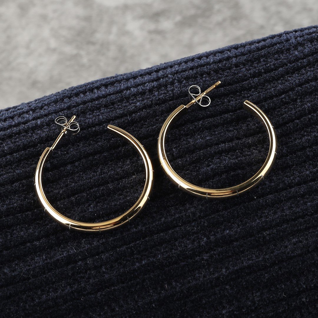 Boucles d'oreilles en or sur coussin bleu