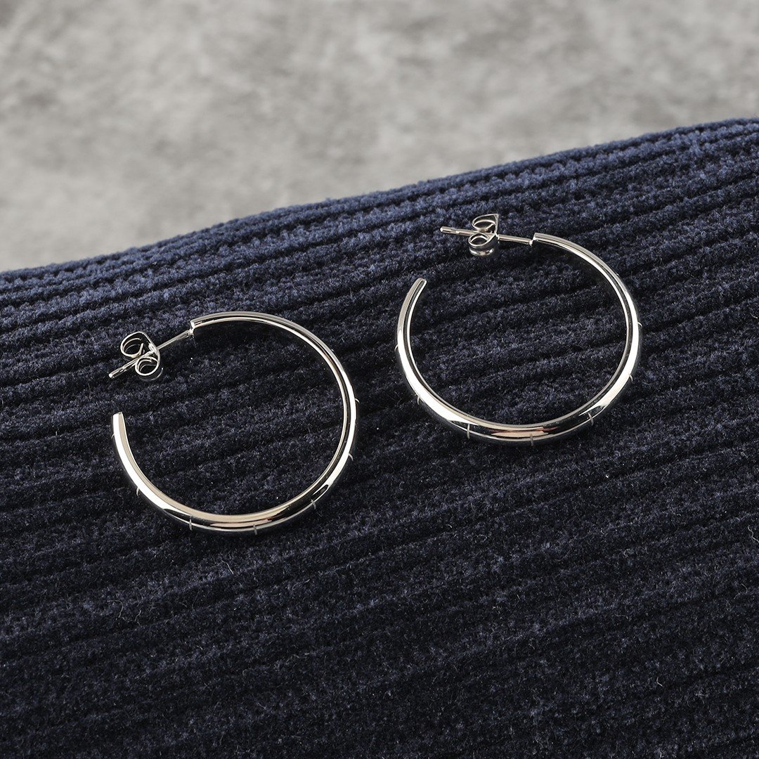 Boucles d'oreilles en or sur coussin bleu