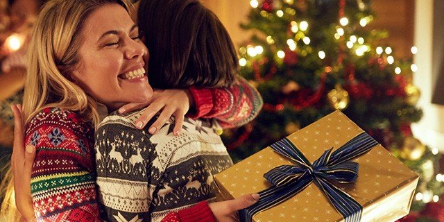 homme et femme tenant une montre et un cadeau