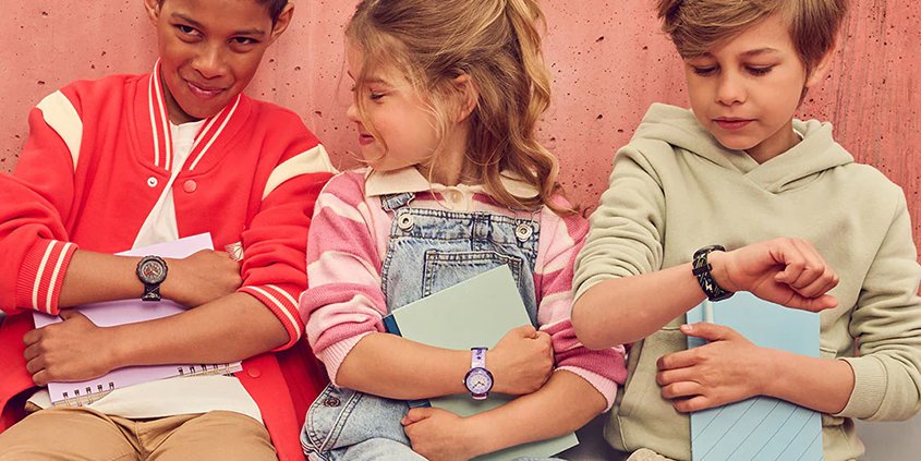 3 Kinder sitzen nebeneinander