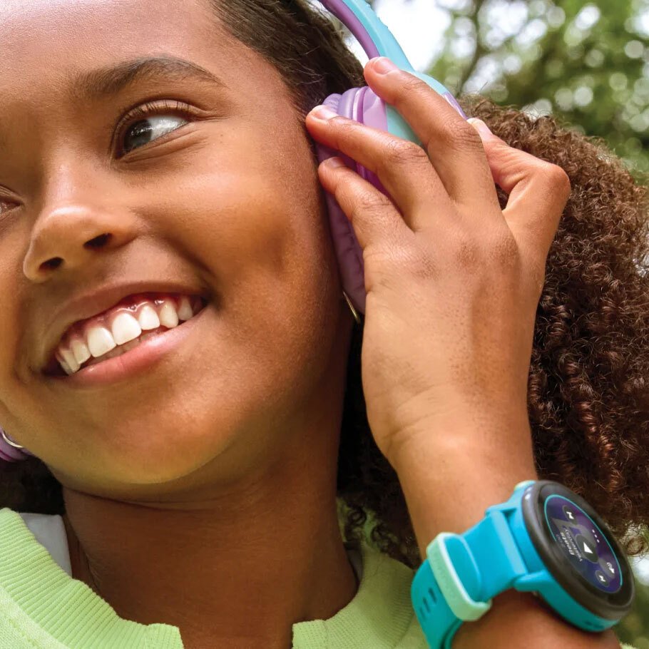 Bambino con smartwatch