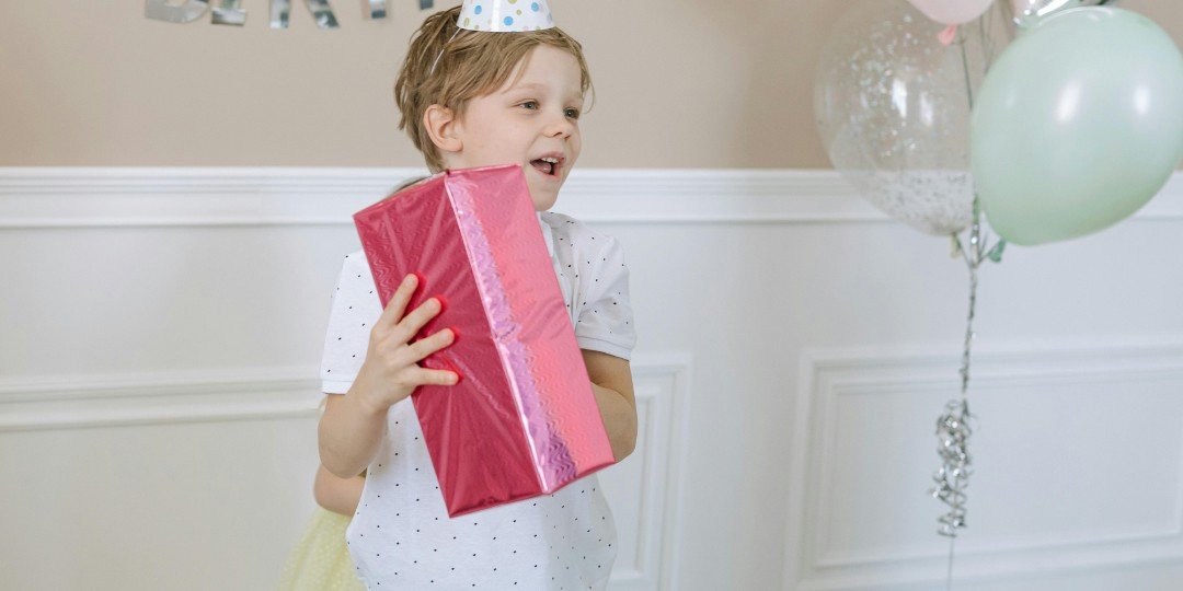 niño abriendo regalo de navidad