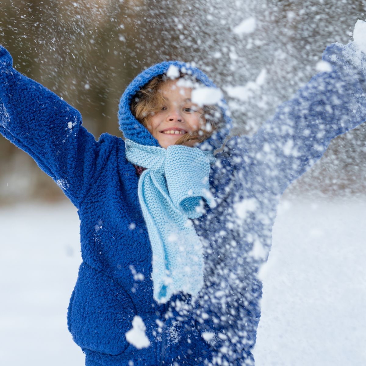 Cuatro manos de niños agarrando regalos de Navidad