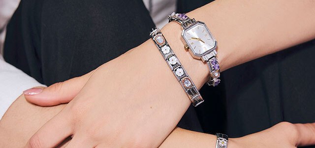 de pols van een vrouw met een Nomination-horloge en -armband