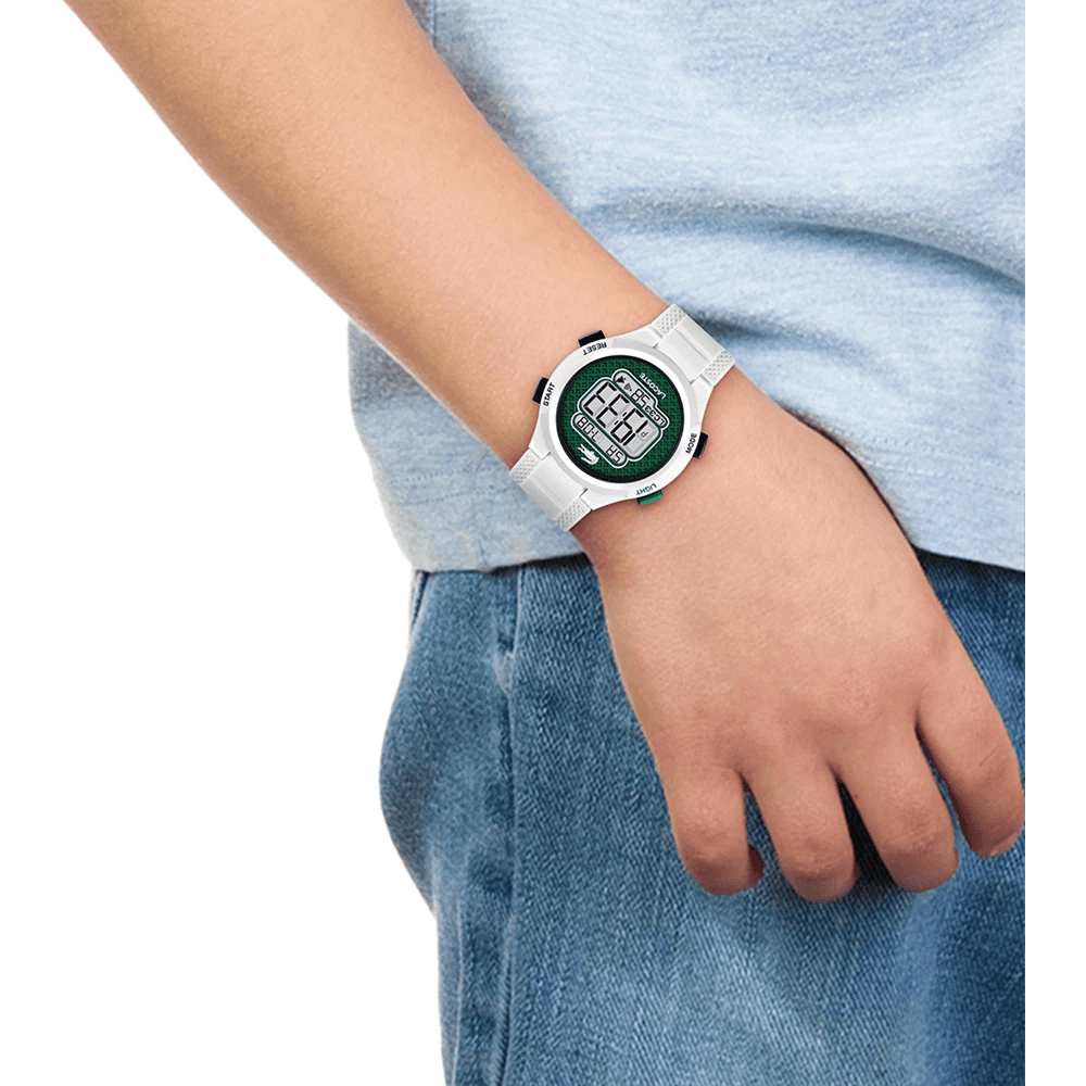 Jongen die een Lacoste 2030064-horloge draagt