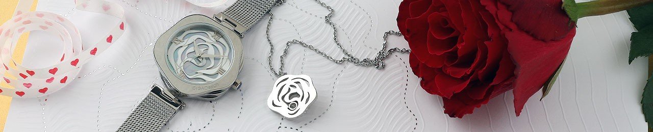 Horloge en ketting in de vorm van een bloem en een rode roos