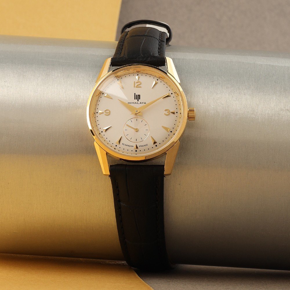 Montre « LIP Himalaya » de couleur dorée, avec un bracelet en cuir