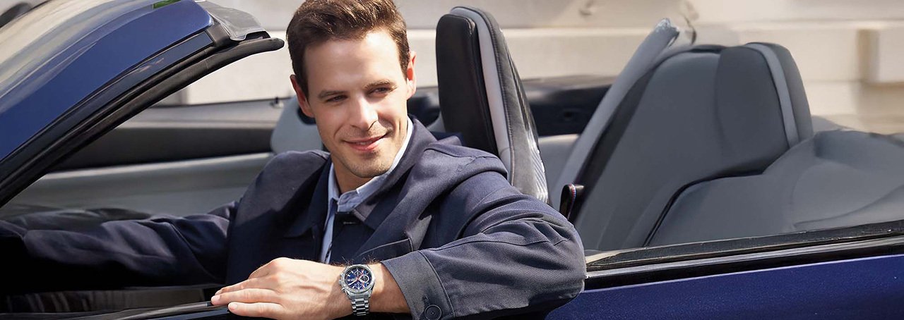 Mann sitzt in einem Cabrio
