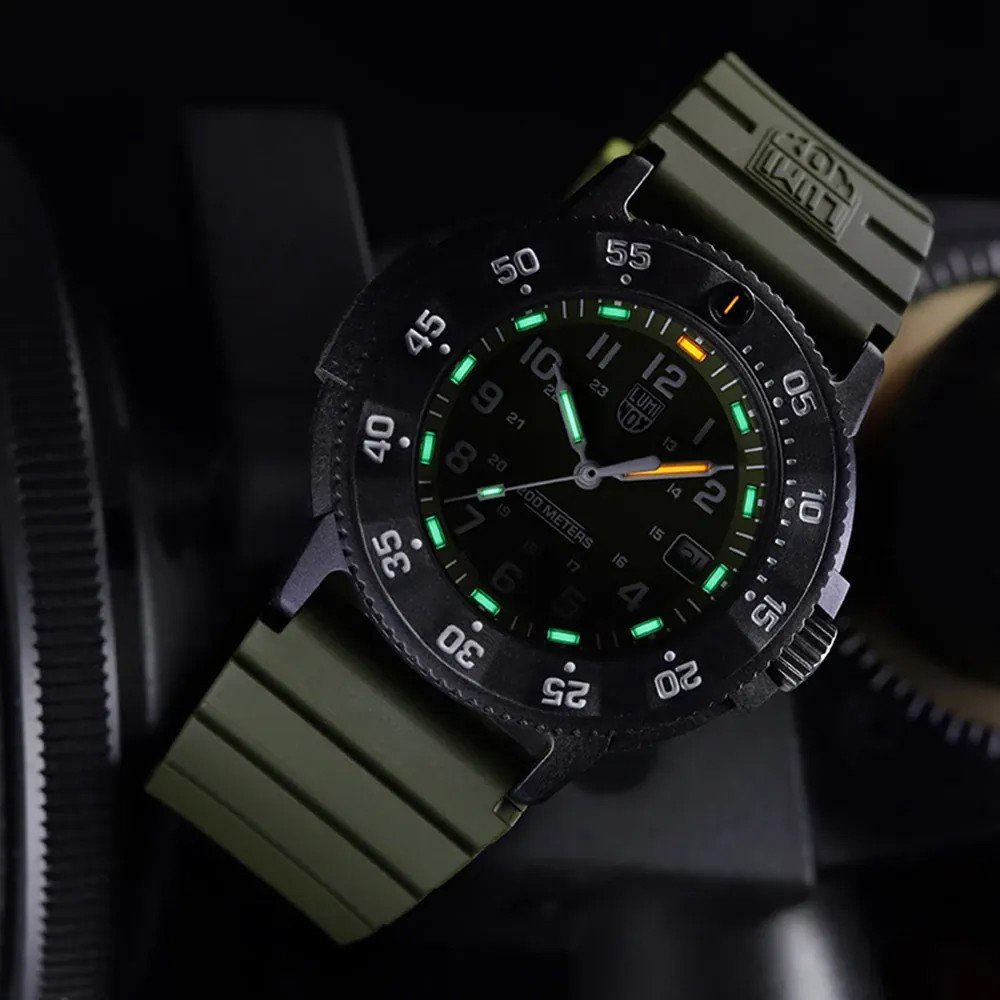 luminox watch in the dark showing the luminescent tubes