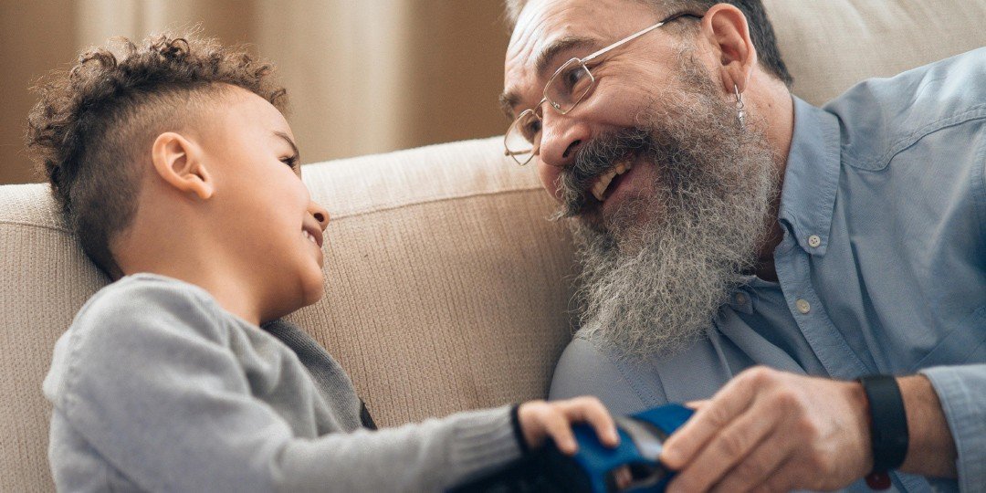 gros plan des mains d'un homme tenant des cadeaux de Noël