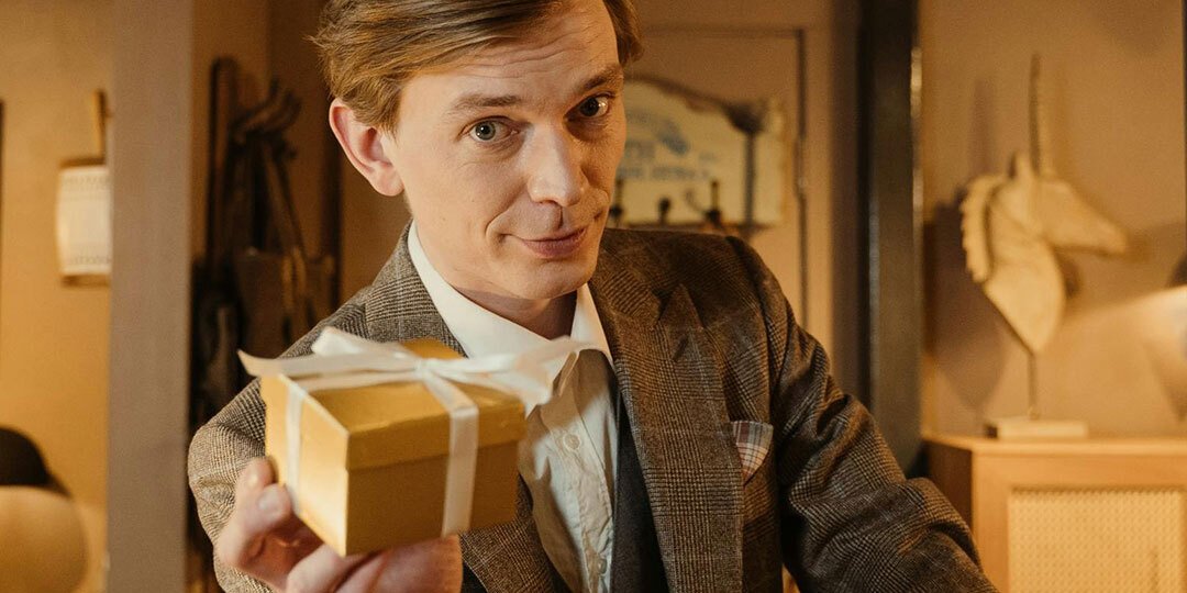 Nahaufnahme der Hände eines Mannes, die Weihnachtsgeschenke halten