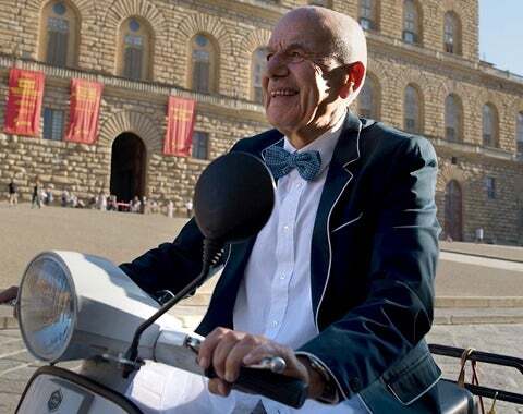 Paolo Gensini op een Vespa