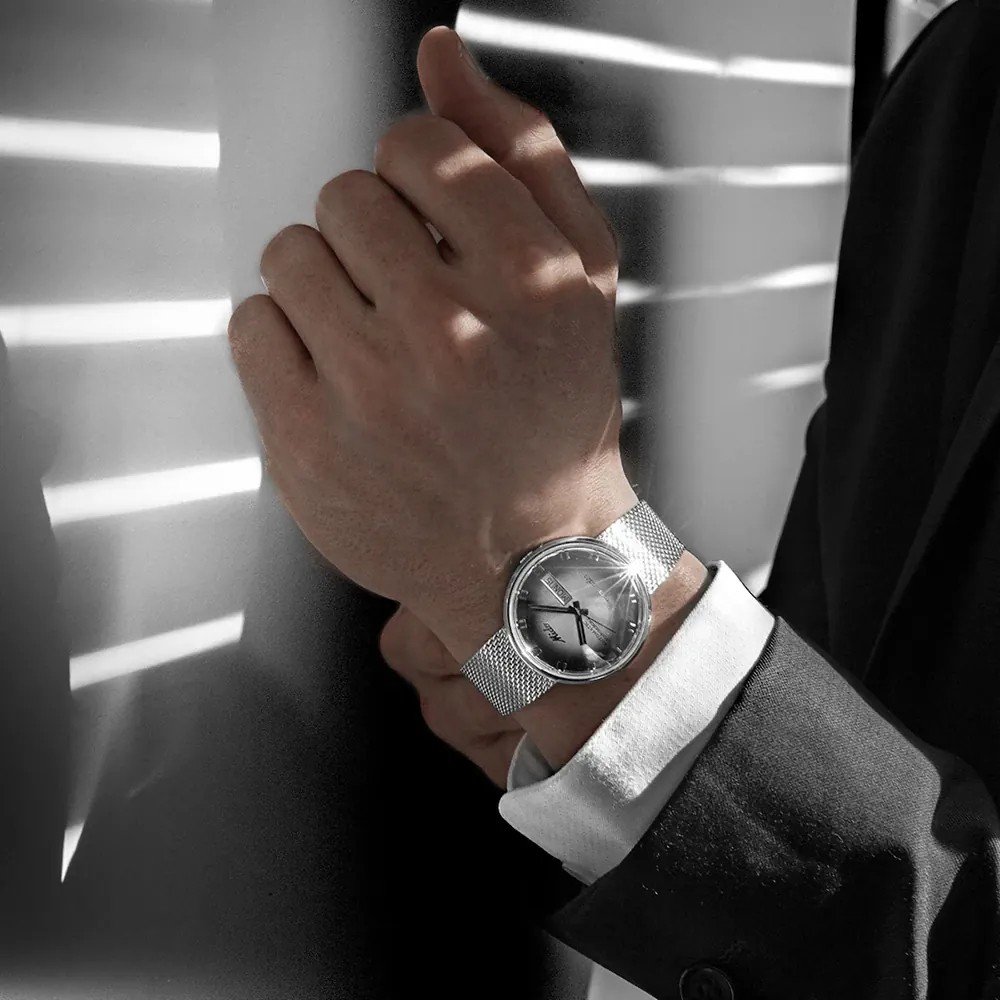 suited man wearing a Mido Commander Shade Horloge M842942711 watch