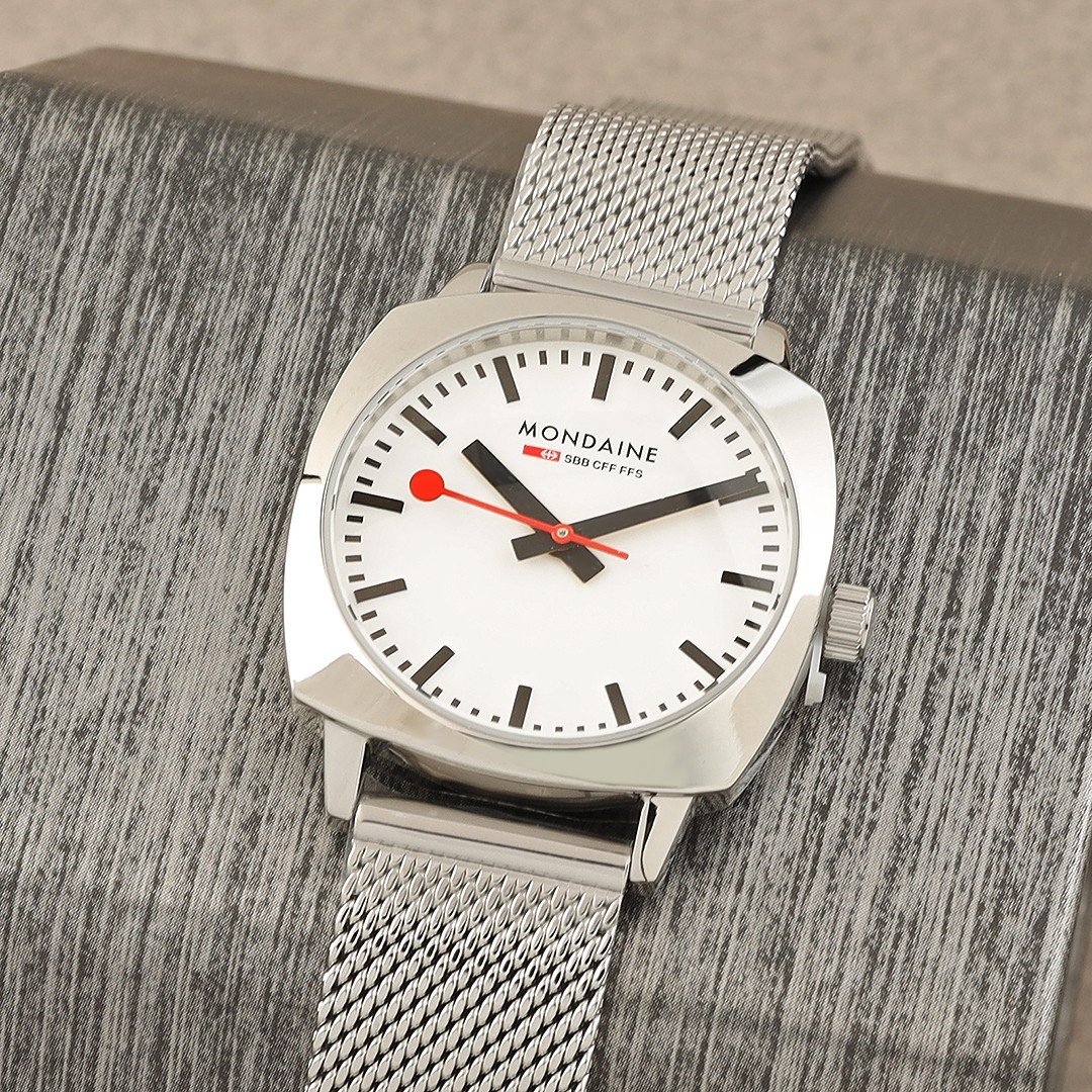 Reloj Mondaine con brazalete de malla