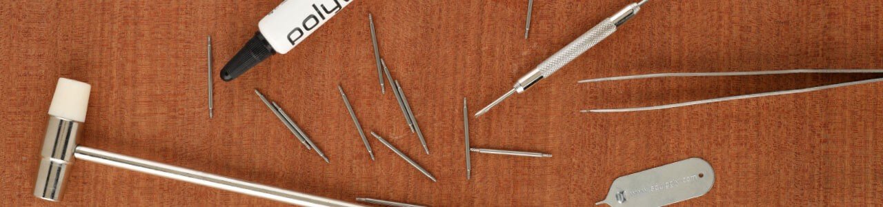 horlogegereedschap op een houten achtergrond