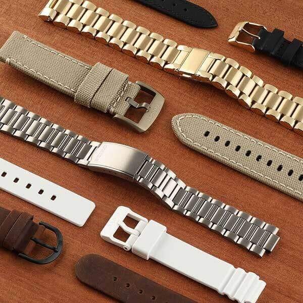 armbanden op een houten achtergrond