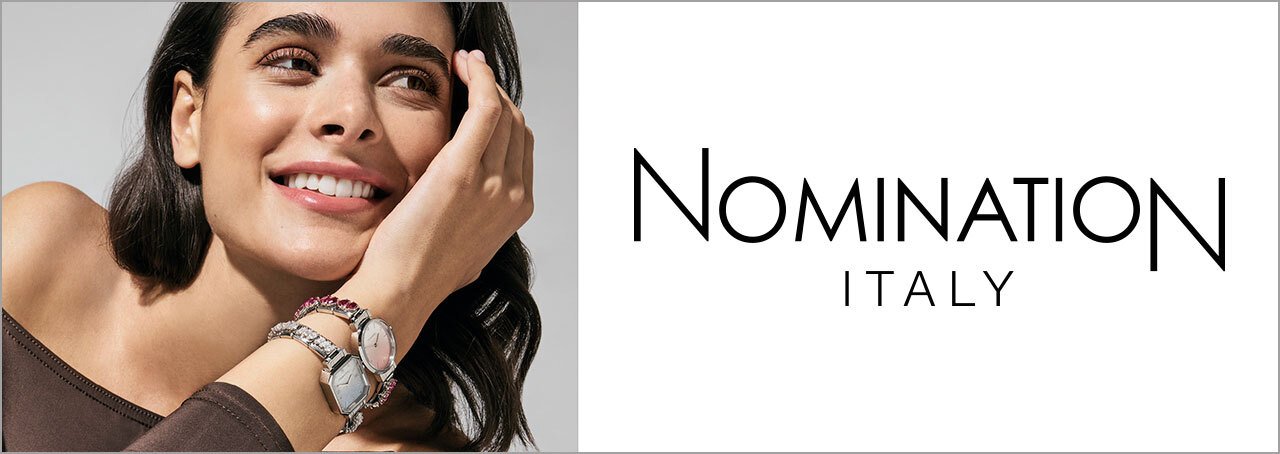 Femme portant deux montres et le logo de la nomination
