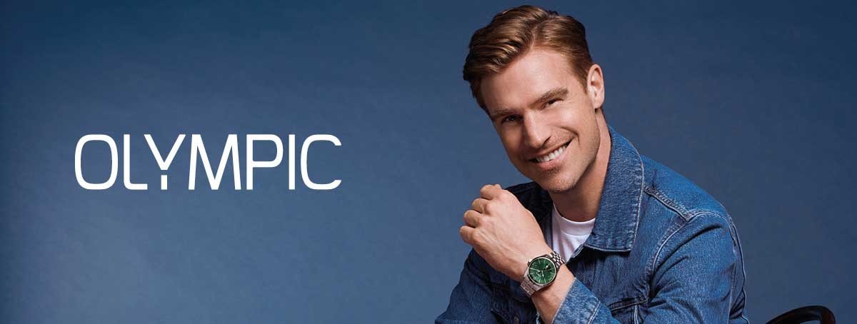 Uomo con orologio olimpico su sfondo blu