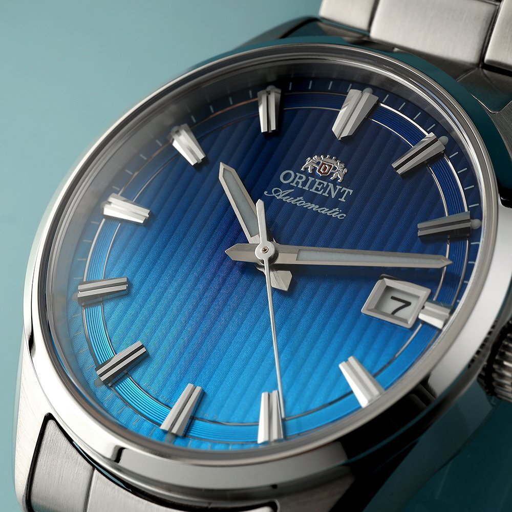 Primo piano dell'orologio RA-AC0R09L