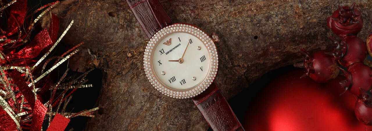 3 montres superposées avec le mot Outlet en plusieurs langues et des bulles avec des pourcentages de réduction