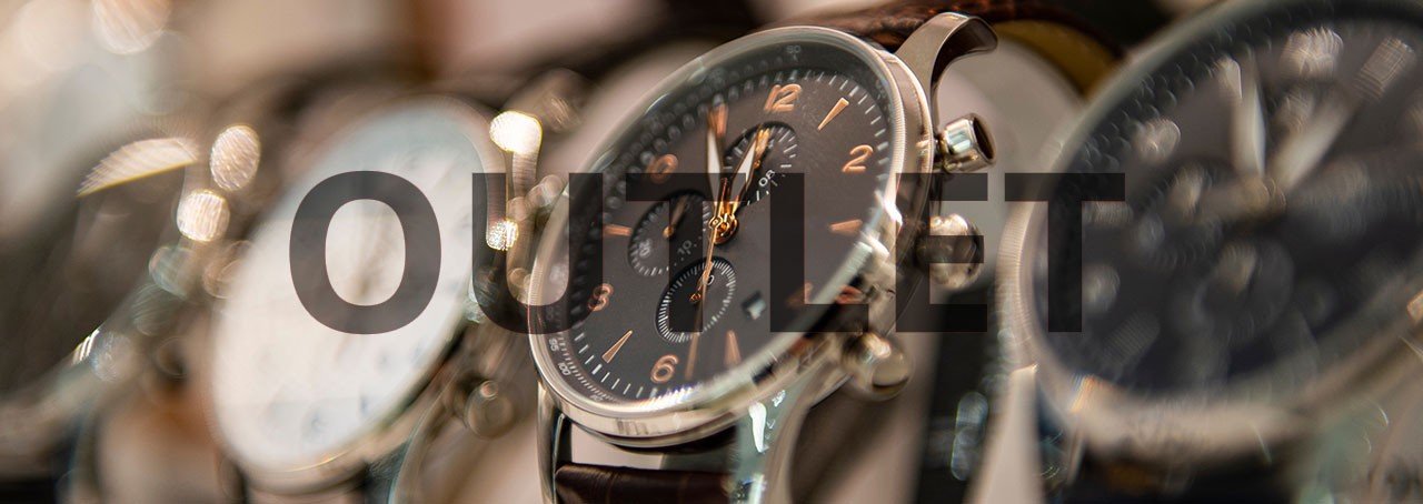 Rangée de montres avec le mot OUTLET en surimpression