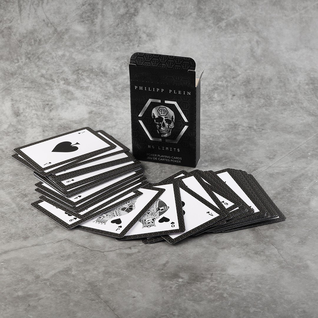 Cartes à jouer avec impression de tête de mort
