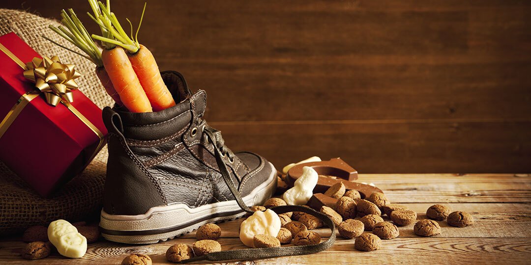 Cadeautjes, snoep en een schoen met een wortel erin