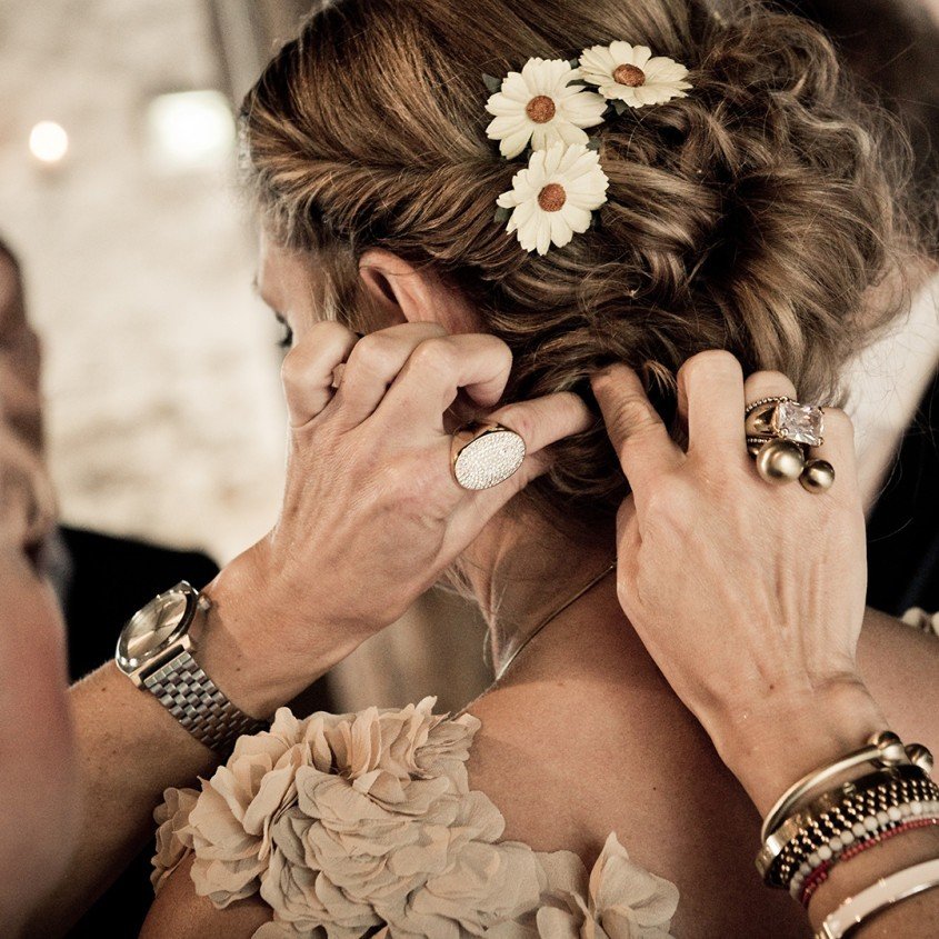 Donna con orologio acconcia i capelli della sposa